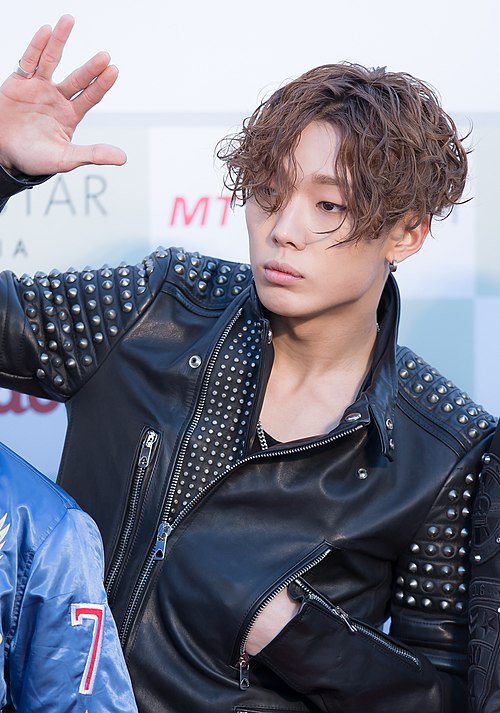 Bobby at the Gaon Chart Music Awards in 2016