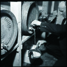 There is a wedding in Hardanger and local farmhouse ale is filled in a traditional drinking bowl.
Photo:National Archives of Norway, 1954 Bondebryllup i Hardanger (18052368634).jpg