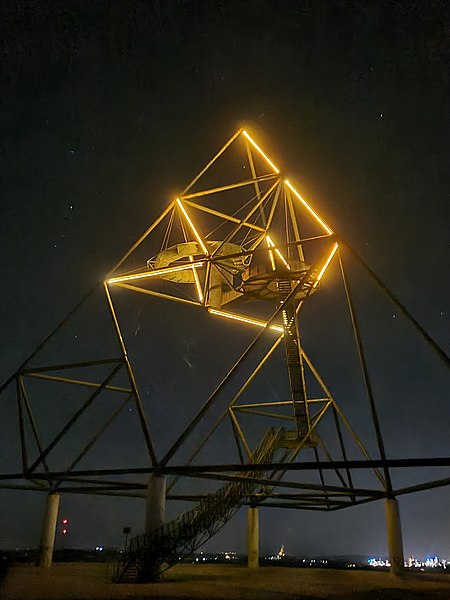 File:Bottrop tetraeder nacht.jpg