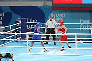 Deutsch: Boxen bei den Olympischen Jugendspielen 2018 Tag 12, 18. Oktober 2018 - Finale Leichtgewicht Mädchen – Junioren-Weltmeisterin und dreifache Juniorinnen-Europameisterin Caroline Sara DuBois (Großbritannien, blau) schlägt Juniorinnen-Asienmeisterin Porntip Buapa (Thailand, rot). English: Boxing at the 2018 Summer Youth Olympics on 18 October 2018 – Girls' lightweight Gold Medal Bout – Caroline Sara DuBois (Grat Britain, blue) wins over Porntip Buapa (Thailand, red). Español: Boxeo en los Juegos Olímpicos Juveniles de Verano de 2018 en 18 de octubre de 2018 - Combate de medalla de oro de peso ligero para niñas - Caroline Sara DuBois (Gran Bretaña, azul ) gana sobre Porntip Buapa (Tailandia, rojo).