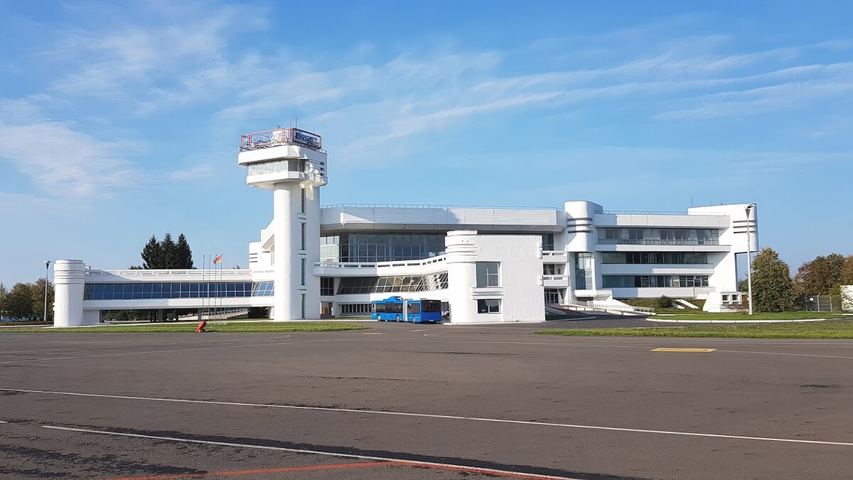 Аэропорты в беларуси в каких городах. Аэропорт Брест. Аэропорт Брест фото. Белоруссия самый красивый аэропорт. Аэропорт Брест ночью.