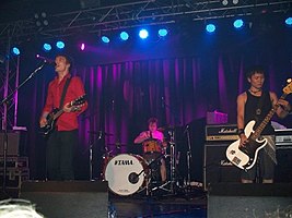 Brigade tampil live di Carling Academy, Oxford pada tahun 2008. L-R: Akan Simpson, Andrew Kearton dan Naoto Hori