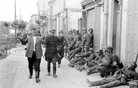 Russes en habit civil, capturés par des soldats allemands dans les premiers jours de l'opération Barbarossa.