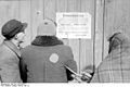 Bundesarchiv Bild 101I-133-0730-13, Polen, Zichenau, Juden vor einer Bekanntmachung.jpg