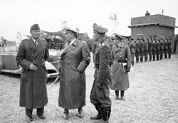 Bruno Loerzer (vasemmalla) Hermann Göringin ja Adolf Gallandin kanssa Ranskassa 1940.