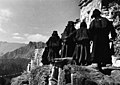 Bundesarchiv Bild 135-S-12-15-17, Tibetexpedition, Mönche an der Medizinburg.jpg