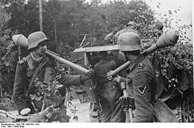 Bundesarchiv Bild 146-1995-081-15A, Brückenkopf Memel, Grenadiere mit Panzerfaust.jpg