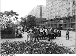 Bundesarchiv Bild 183-P1110-0335, Magdeburg, Karl-Marx-Straße, Fußgängerzone.jpg