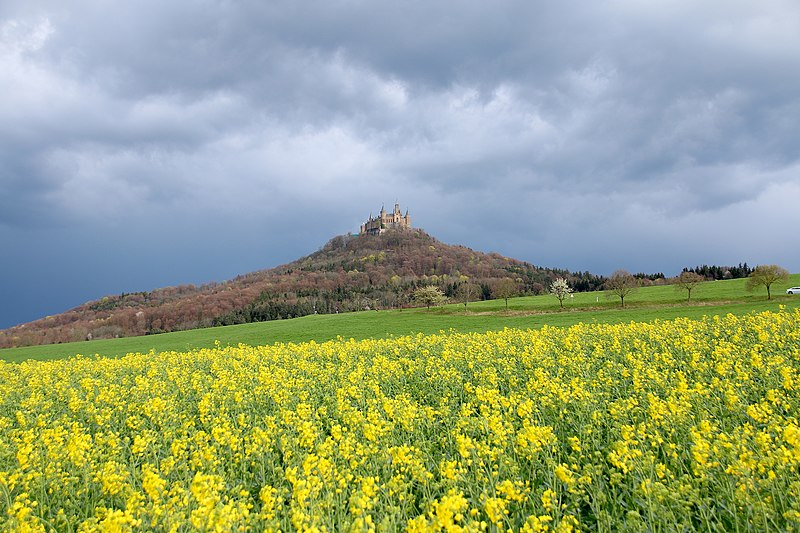 File:Burg Hohenzollern bei Gewitter (02).jpg