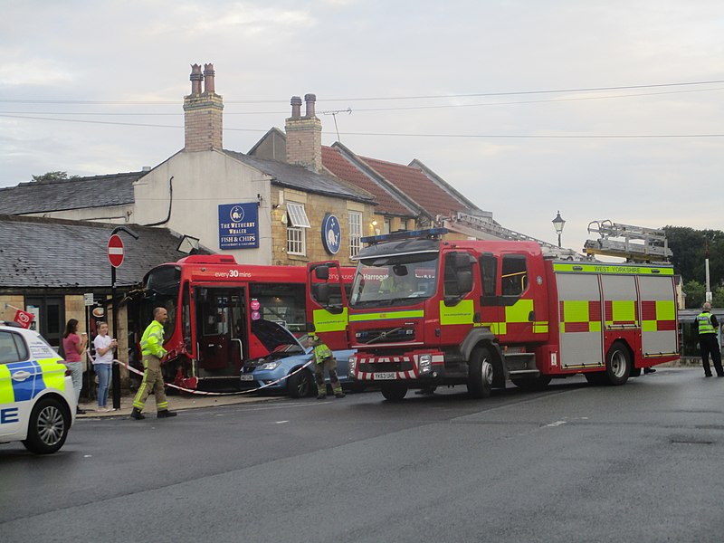 File:Bus crash, Market Place, Wetherby (27th July 2021) 007.jpg