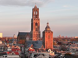 Il duomo di Utrecht e in primo piano il campanile della Buurkerk
