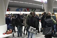 Dziennikarze zebrani na peronie stacji
