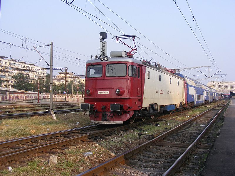 File:CFR EA1 587 reversing a train in Gara de Nord.jpg