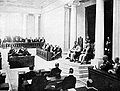 L'ouverture du Volksraad des Indes néerlandaises par Gouverneur-General J.P. de Limburg Stirum en 1918.