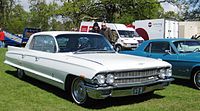 Cadillac Fleetwood (1962) … dies ist ein Sedan DeVille, da es hier keine volle B-Säule hat!