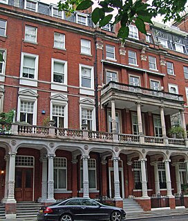 <span class="mw-page-title-main">Cadogan Square</span> Square in Knightsbridge, London, England