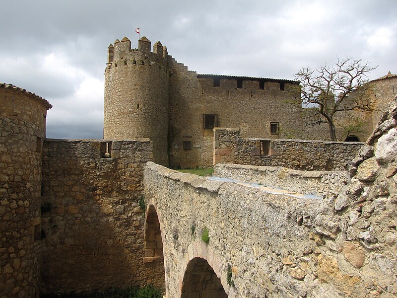 File:Castillo de Almenar de Soria, front entrance.JPG