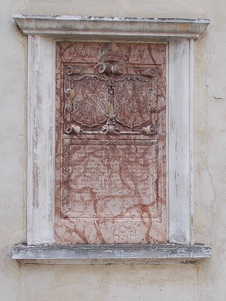 File:Castle, courtyard, plaque with CoAs, 2020 Sárvár.jpg