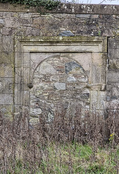 File:Castle Gardens, Newtownards blocked up doorway North wall.jpg