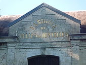 Le fronton d'une ancienne fabrique de tulle et de dentelle