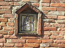 4. Mucigliani, lungo al via Lauretana. Ceramica policroma nella parete esterna di edificio, raffigurante la Madonna di Loreto.