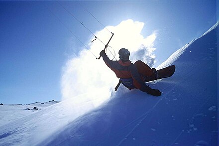 Le snowkite est l'utilisation d'une voile de traction avec un snowboard ou des skis.