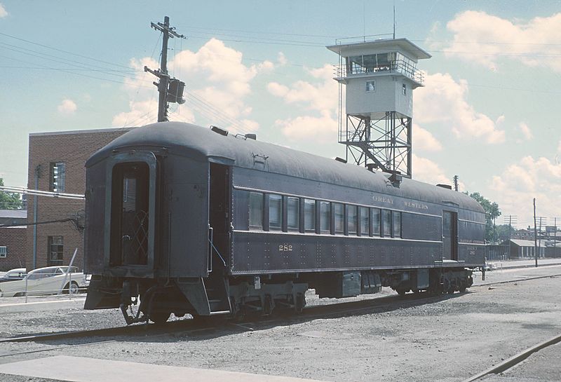File:Chicago and Great Western Combine 282 in front of Yardmaster's Office and Yardmaster's Tower at Oelwein, Iowa on August 7, 1962 (27482521841).jpg