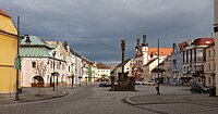 Náměstí 1. Máje (Marktplein) met op de voorgrond sculptuur (sloup se sousoším Nejsvětější Trojic)