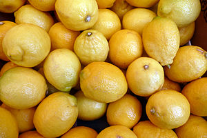 English: Lemons in a parisian market