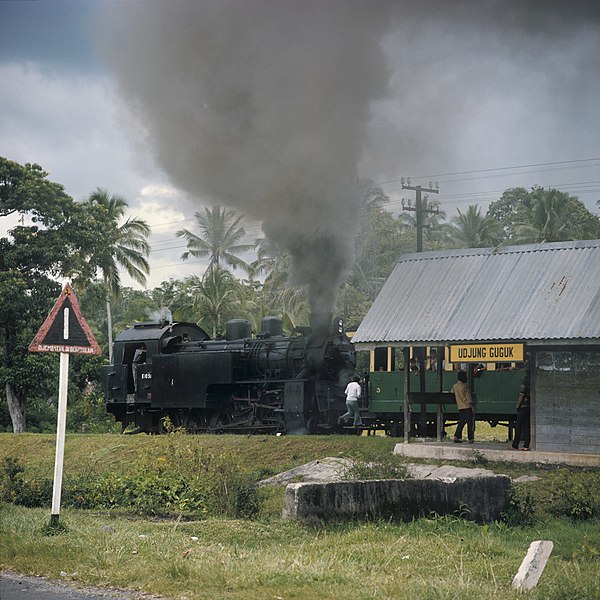 File:Collectie NMvWereldculturen, TM-20026452, Dia- 'Lokale trein tussen Bukittinggi en Sawahlunto', fotograaf Boy Lawson, 1971.jpg