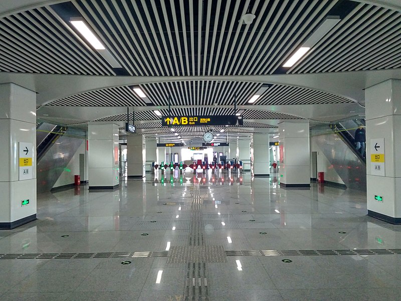 File:Concourse of Aoshanwei Station.jpg