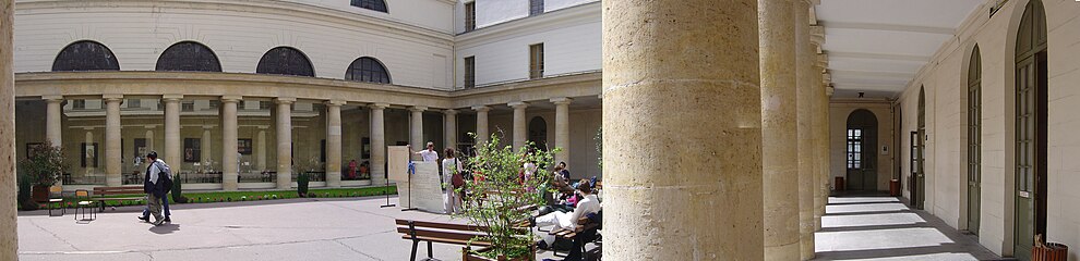 旧サン＝ルイ＝ダンタン修道院施設であったリセ・コンドルセ (Panorama de la cour intérieure du lycée Condorcet, ancienne cour du couvent de Saint-Louis-d’Antin.)