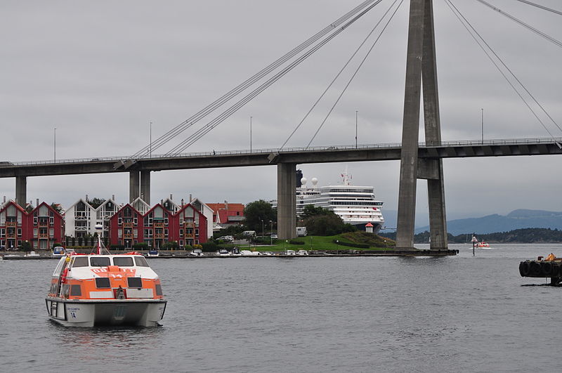 File:Cunards Queen Elizabeth, Stavanger, Norway. (6006581758).jpg