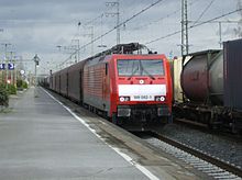 Schwungfahrt eines Güterzugs mit 189 082 durch den Systemwechselbahnhof Emmerich, 2008