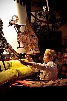 Dalang cilik di Pasar Malam Semawis, Semarang.jpg 