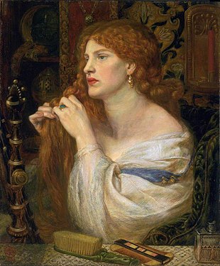 Peinture. Portrait d’une femme assise, de trois quarts gauche, en train de tresser sa chevelure rousse devant une table sur laquelle est posée une brosse à cheveux. L’arrière-plan est constitué de tapisseries.