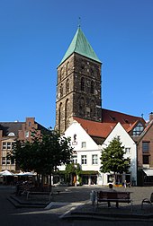 Die Stadtkirche vom historischen Marktplatz aus gesehen