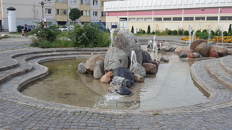 File:Dresden, Findlingsbrunnen 012.jpg