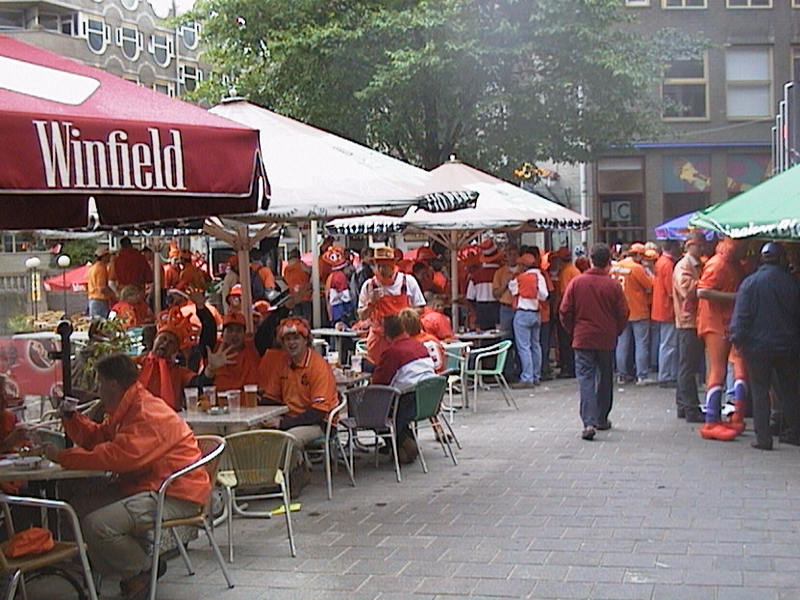 File:Dutch Fans Euro 2000 2.png