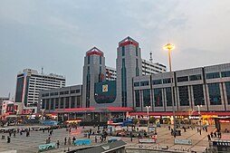 Alun-alun Stasiun Kereta Timur Zhengzhou