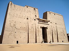 Edfu Tempel Pylon 02.JPG