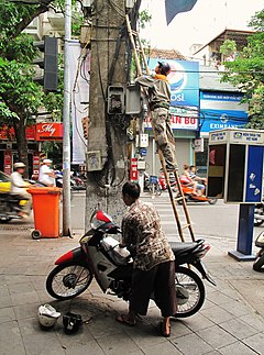 Electricians, Files with coordinates missing SDC location of creation, Flickr images reviewed by FlickreviewR, Pages with maps, Pay phones in Vietnam, People of Hanoi, Photographs by Francisco Anzola, Unidentified motorcycles, Waste containers in Vietnam