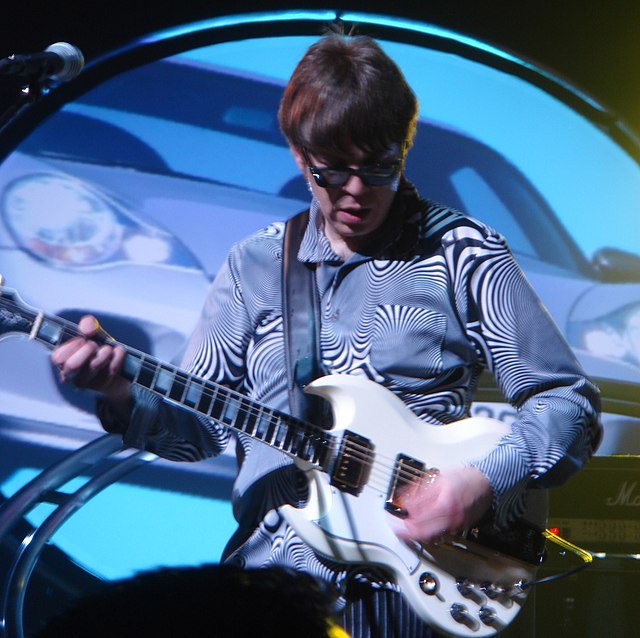 Image: Elliot easton performs with the new cars 2006