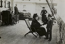 Emmeline Pankhurst talking to a small boy, c.1913-1914. (22505943368).jpg