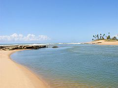 Encontro do rio com o mar na Costa do Sauípe-BA (1376934552).jpg