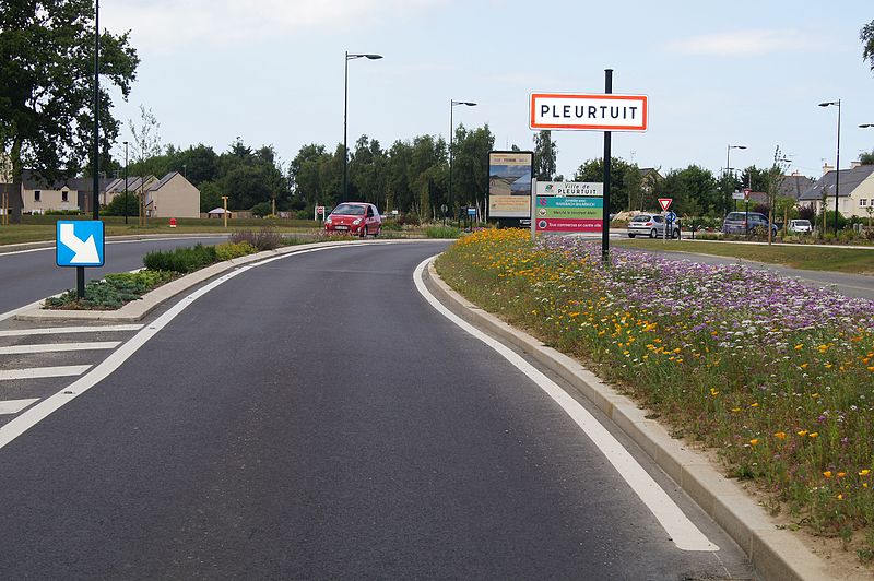 File:Entrée ville de Pleurtuit - Bretagne.jpg