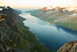 Ersfjord set fra Skamtinden med Ersfjordbotn i baggrunden.