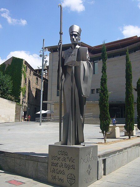 File:Escultura Abat Oliba . davant el Museu Episcopal de Vic.JPG