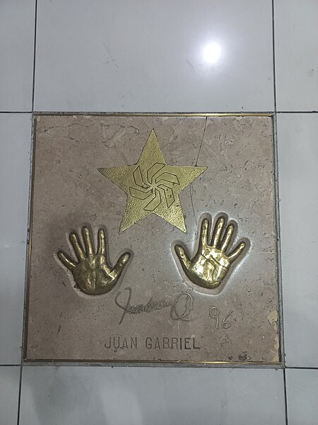 File:Estrella y manos de Juan Gabriel plasmadas en la Plaza de las Estrellas.jpg