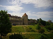 Les fortifications et le château.